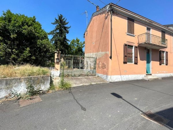 appartamento in vendita a Pizzighettone in zona Regona