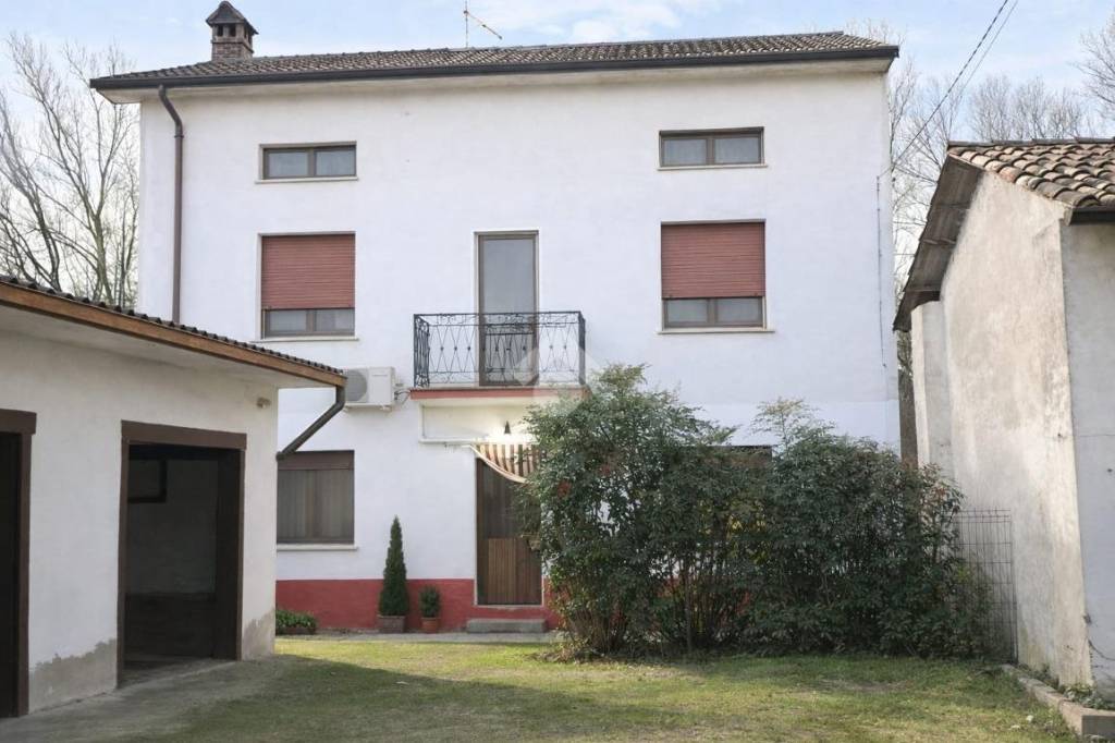 casa indipendente in vendita a Pizzighettone in zona Regona