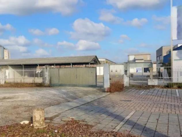 locale commerciale in vendita a Pizzighettone in zona Roggione