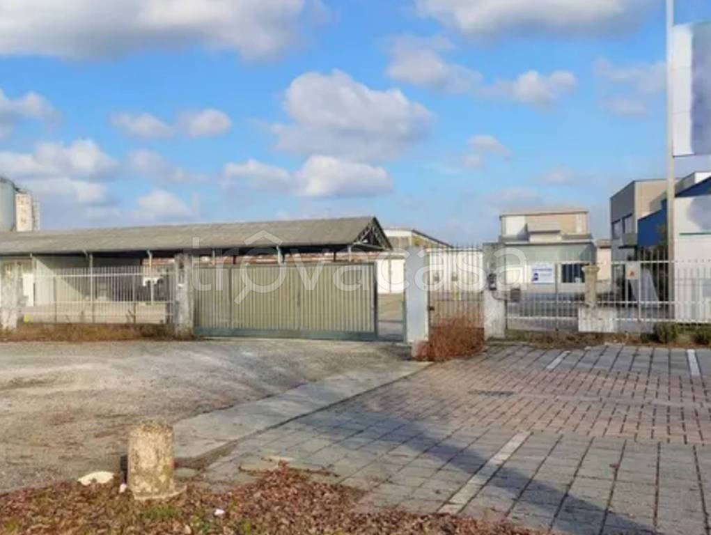 locale commerciale in vendita a Pizzighettone in zona Roggione