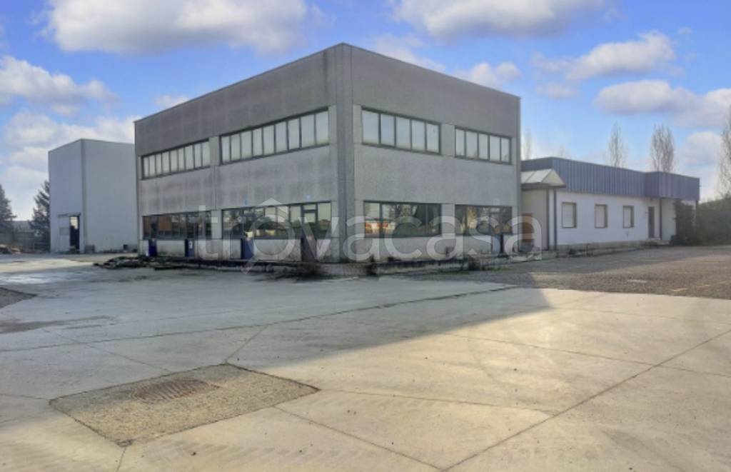 locale commerciale in vendita a Pizzighettone in zona Roggione