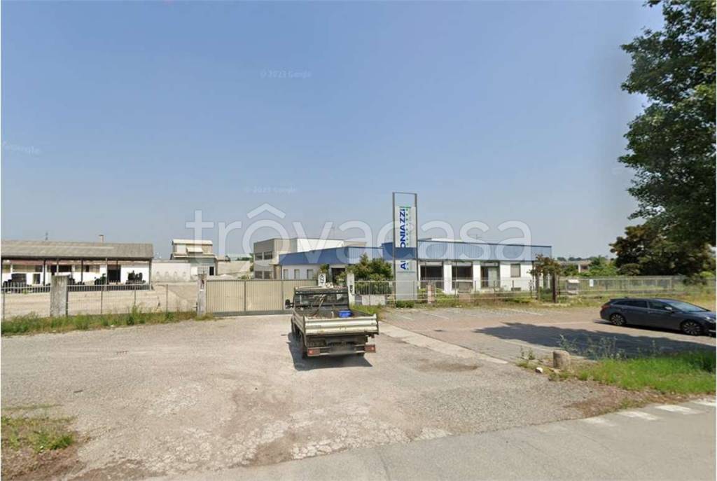 locale commerciale in vendita a Pizzighettone in zona Roggione