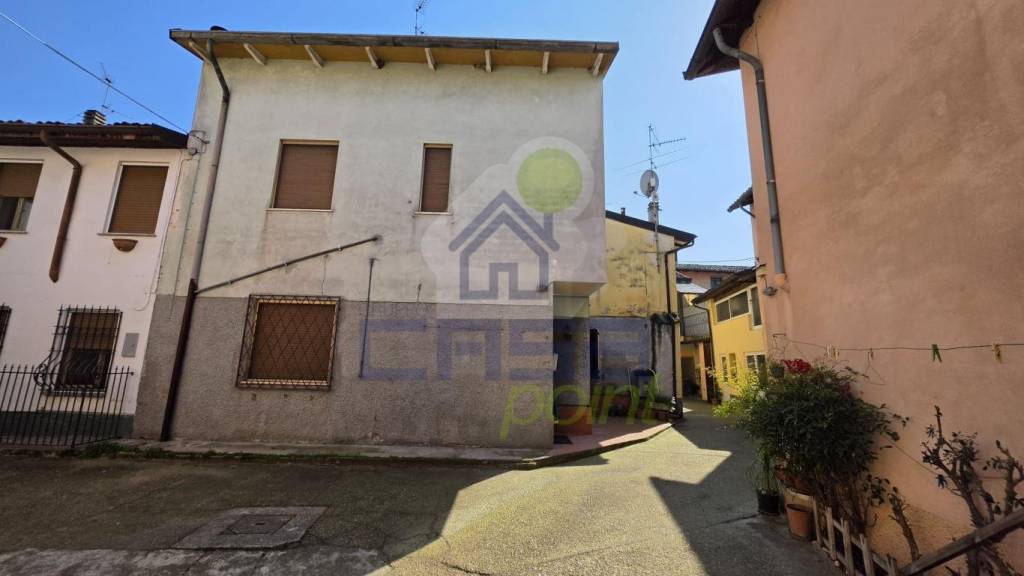 casa indipendente in vendita a Pizzighettone in zona Roggione