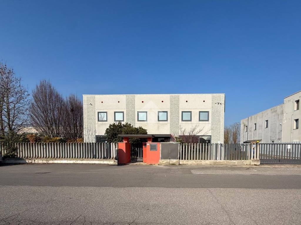 locale commerciale in vendita a Pizzighettone