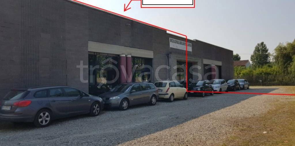 locale commerciale in vendita a Pizzighettone in zona Roggione
