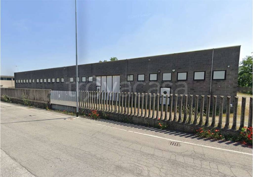 locale commerciale in vendita a Pizzighettone in zona Roggione