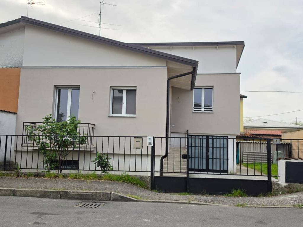 casa indipendente in vendita a Pizzighettone in zona Roggione