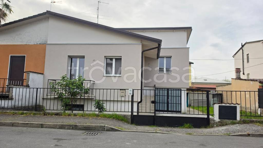 casa indipendente in vendita a Pizzighettone in zona Roggione