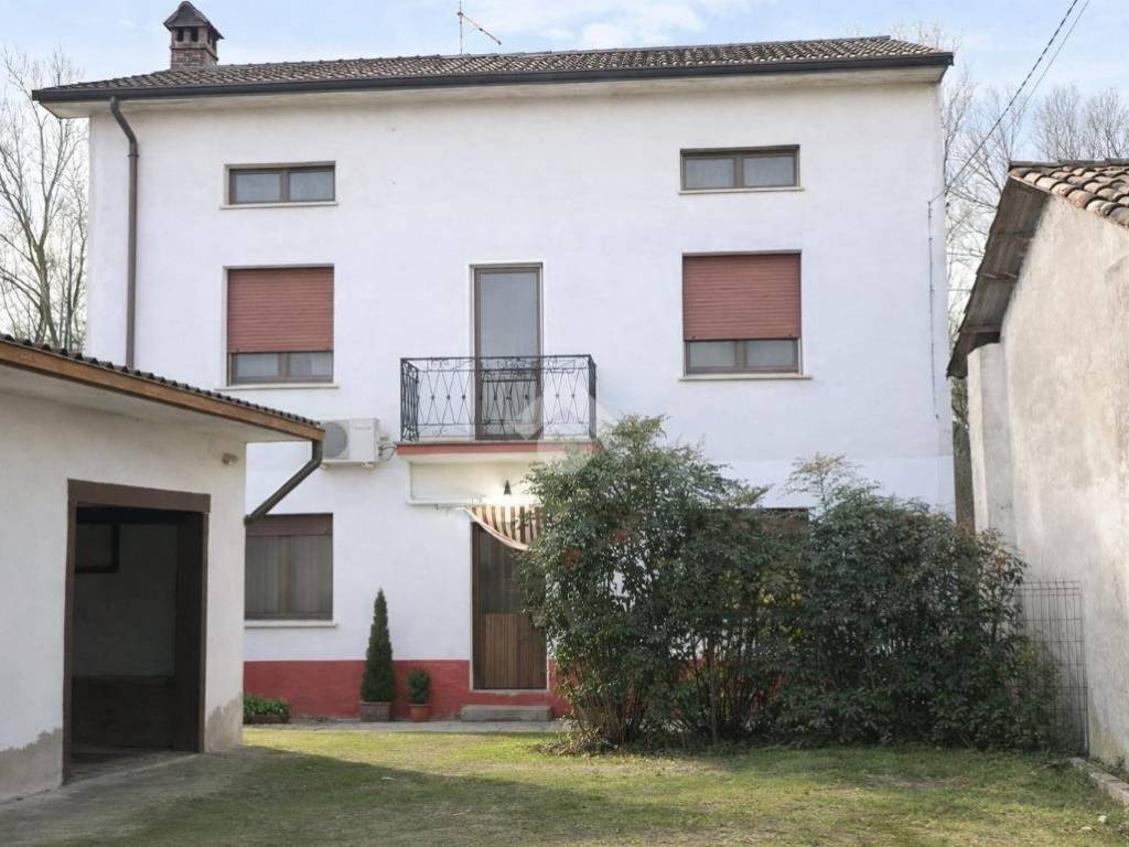 casa indipendente in vendita a Pizzighettone in zona Regona