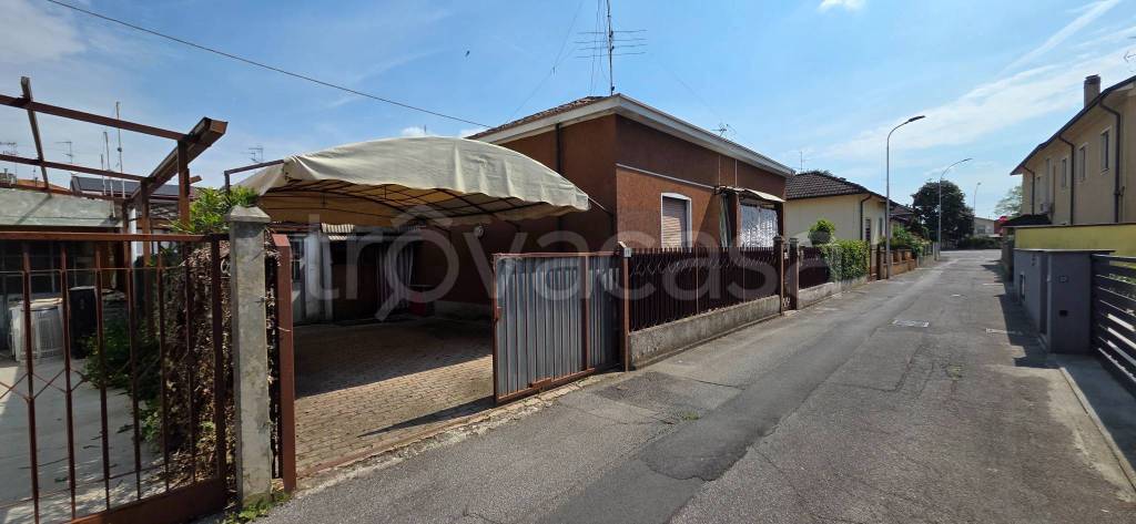 casa indipendente in vendita a Pizzighettone in zona Roggione