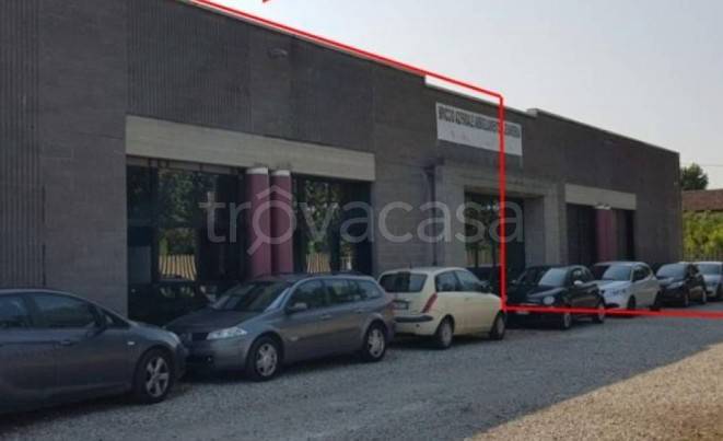 locale commerciale in vendita a Pizzighettone in zona Roggione