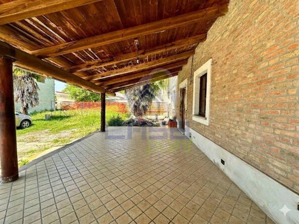 casa indipendente in vendita a Pizzighettone in zona Regona