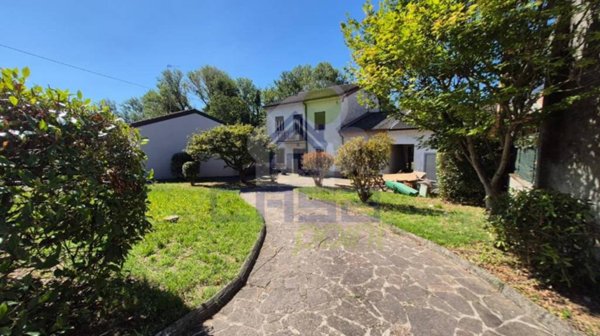 casa indipendente in vendita a Pizzighettone in zona Regona