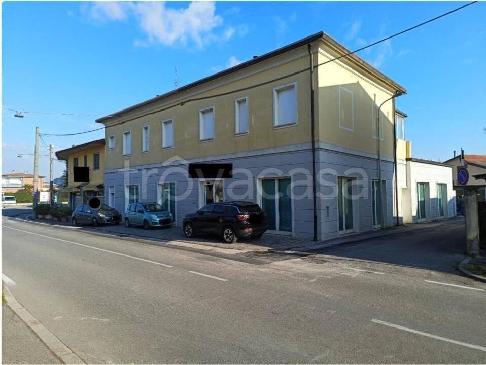 appartamento in vendita a Pizzighettone in zona Roggione