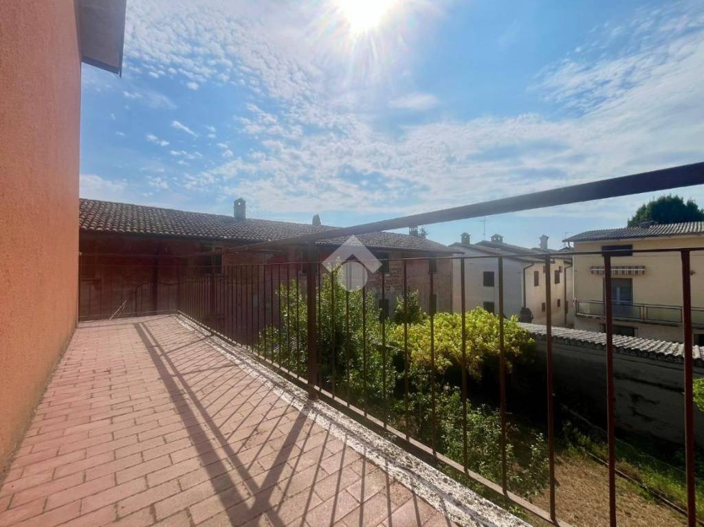 appartamento in vendita a Pizzighettone in zona Regona