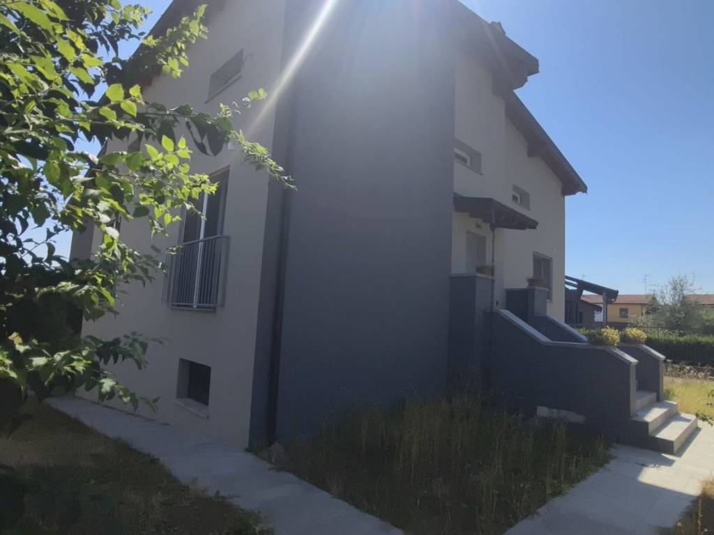casa indipendente in vendita a Pizzighettone in zona Roggione
