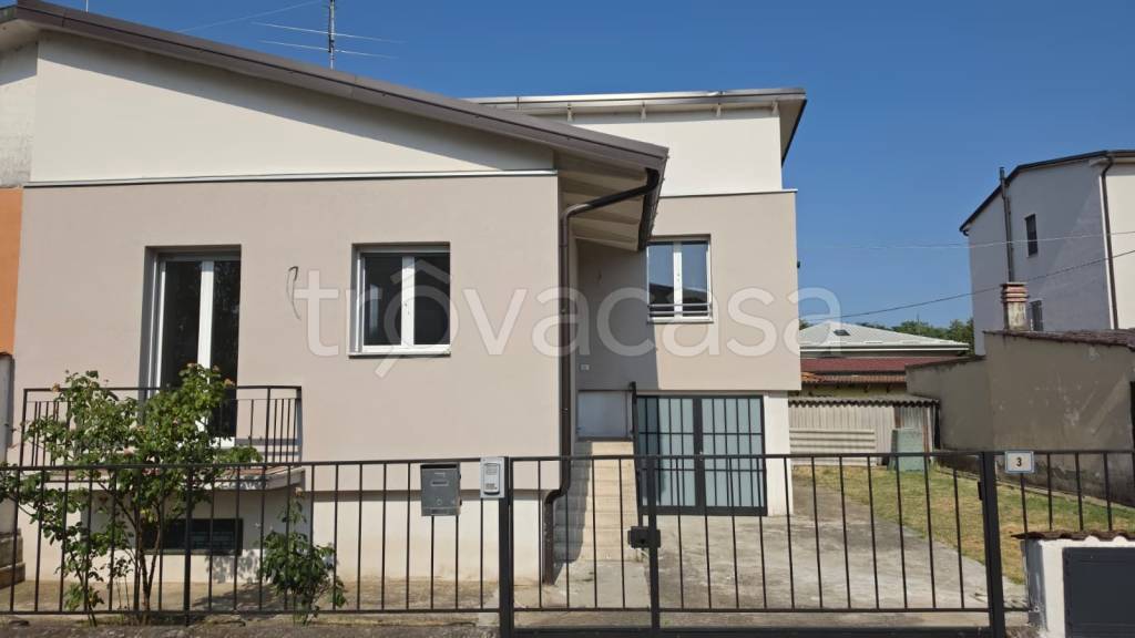 casa indipendente in vendita a Pizzighettone in zona Roggione