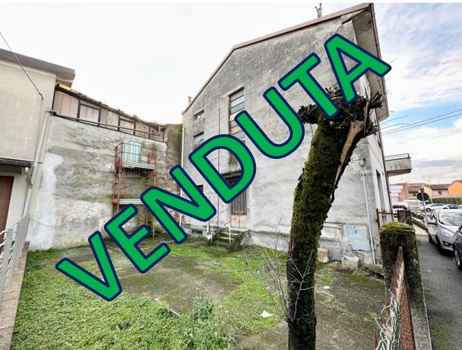 intera palazzina in vendita a Pizzighettone in zona Roggione