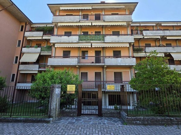 appartamento in vendita a Pizzighettone in zona Roggione