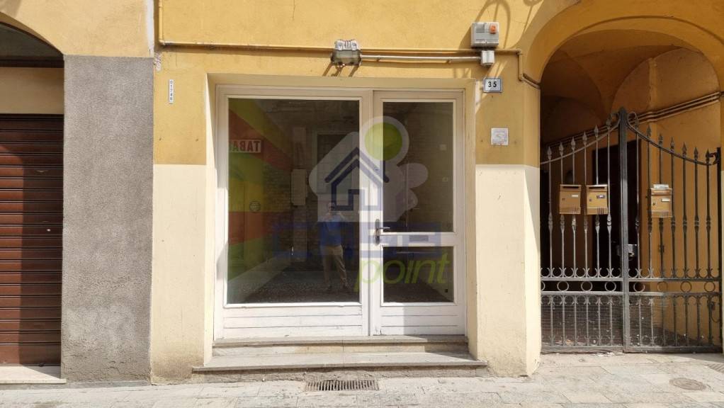 negozio in vendita a Pizzighettone in zona Roggione