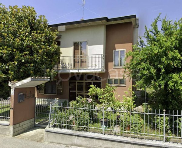 appartamento in vendita a Pizzighettone in zona Roggione