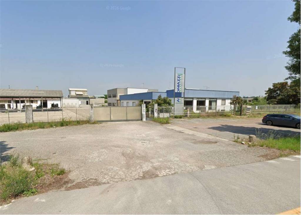 locale commerciale in vendita a Pizzighettone in zona Roggione