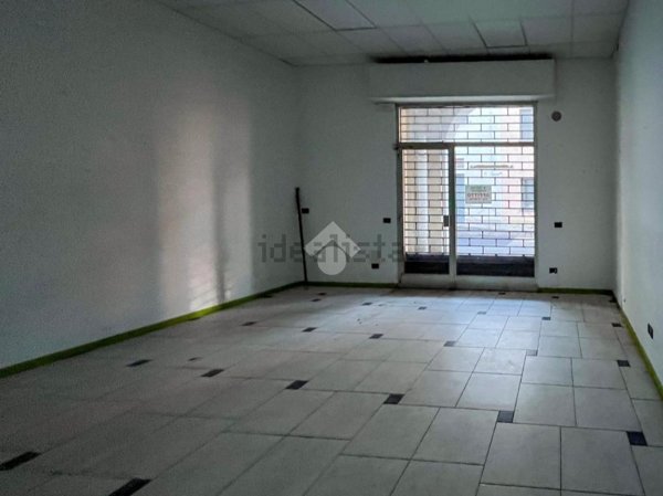 locale commerciale in vendita a Pizzighettone in zona Roggione