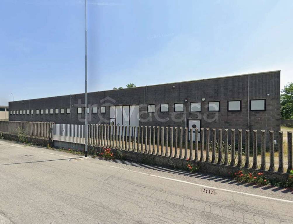 locale commerciale in vendita a Pizzighettone in zona Roggione