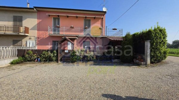 casa indipendente in vendita a Pizzighettone in zona Regona