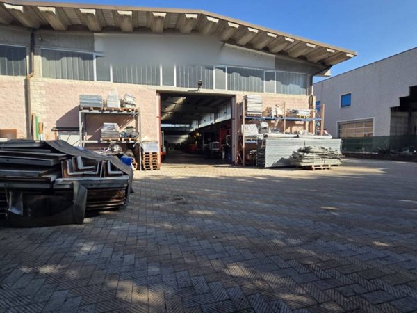 locale commerciale in vendita a Pizzighettone in zona Roggione