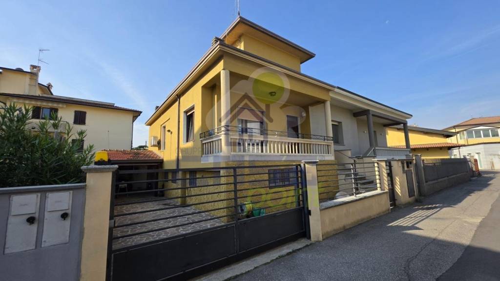 casa indipendente in vendita a Pizzighettone in zona Roggione