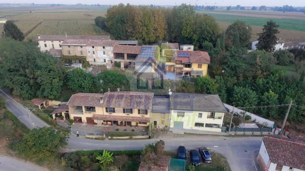 casa indipendente in vendita a Pizzighettone in zona Ferie