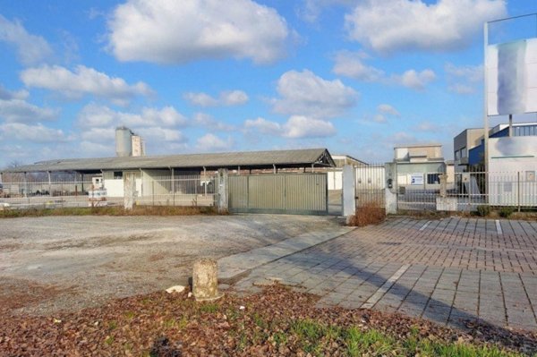 capannone in vendita a Pizzighettone in zona Roggione