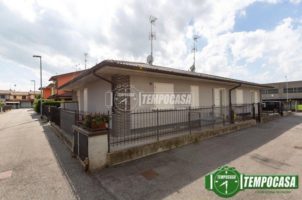 casa indipendente in vendita a Quintano