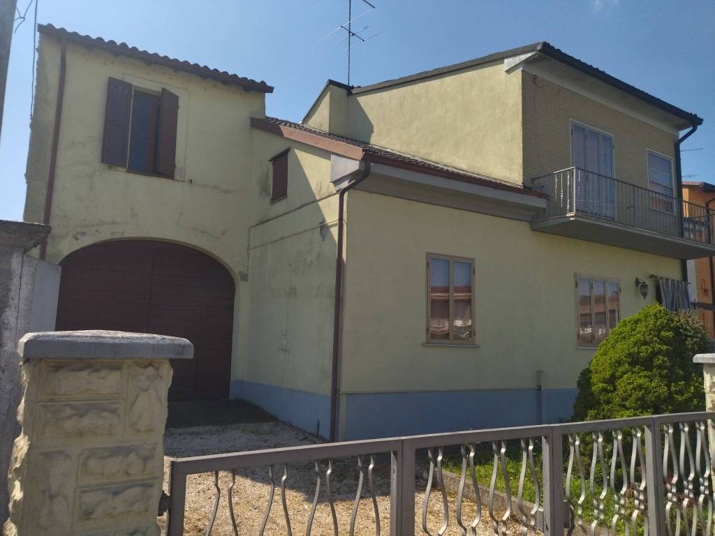 casa indipendente in vendita a Rivarolo del Re ed Uniti