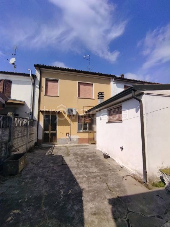 casa indipendente in vendita a Rivarolo del Re ed Uniti