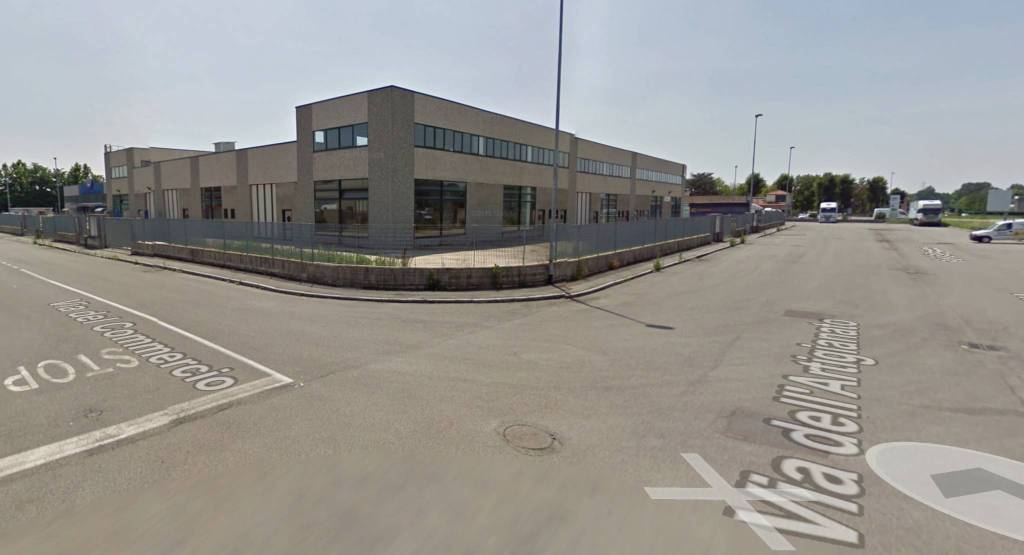 locale commerciale in vendita a Rivolta d'Adda