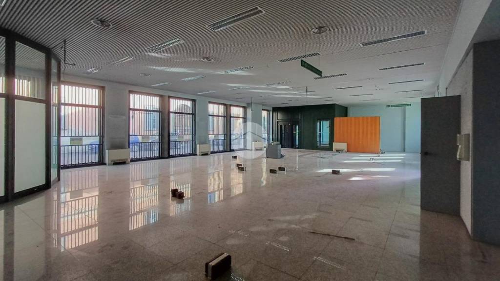 negozio in vendita a Rivolta d'Adda