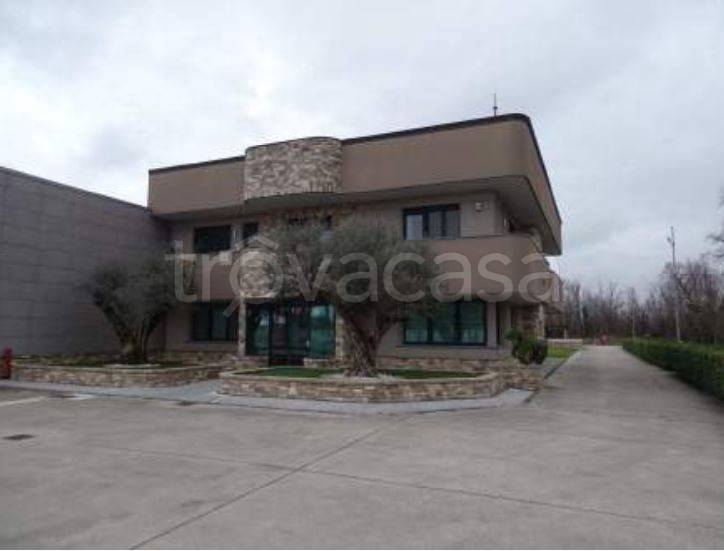 locale commerciale in vendita a Rivolta d'Adda