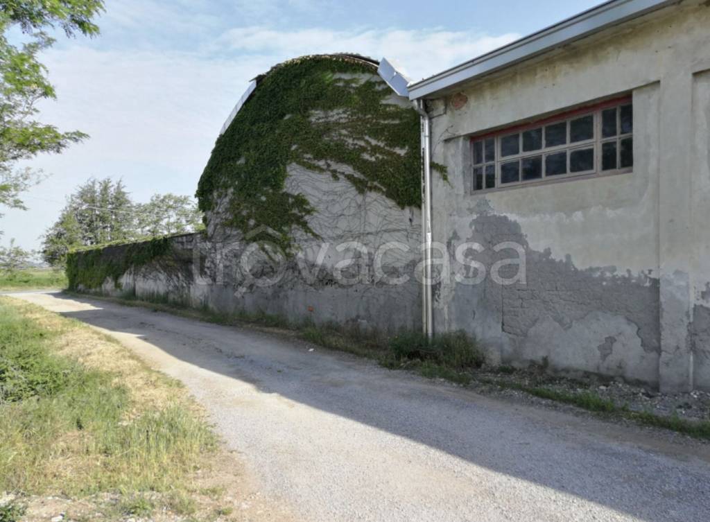 locale commerciale in vendita a Salvirola