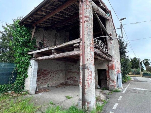 casa indipendente in vendita a San Daniele Po in zona Sommo con Porto