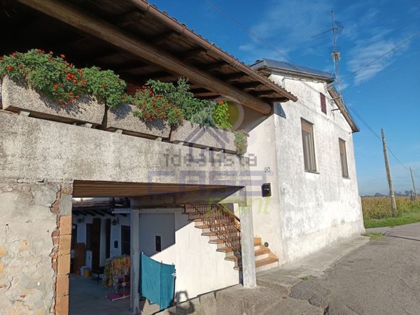 casa indipendente in vendita a San Daniele Po in zona Sommo con Porto