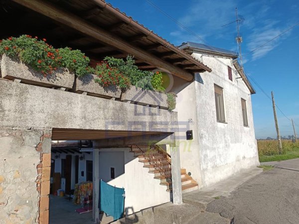 casa indipendente in vendita a San Daniele Po in zona Sommo con Porto