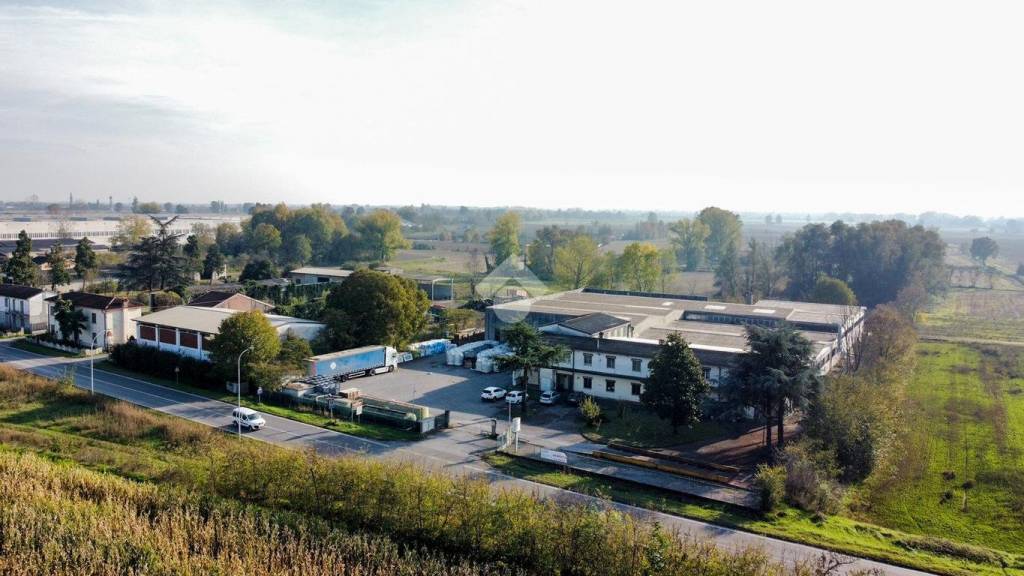 locale commerciale in vendita a Sesto ed Uniti