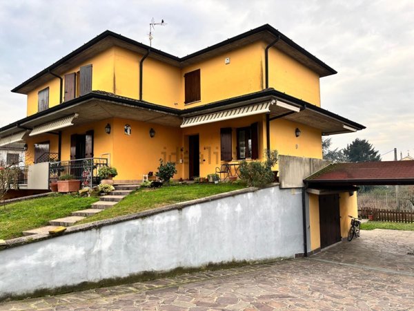 casa indipendente in vendita a Sesto ed Uniti