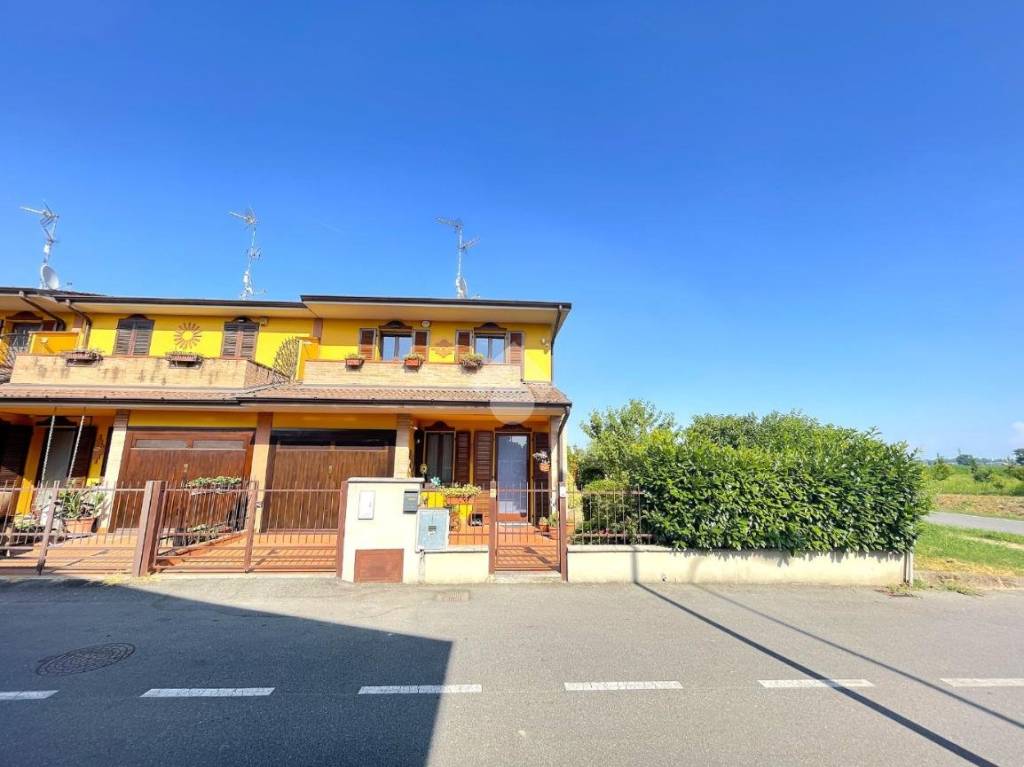 casa indipendente in vendita a Sesto ed Uniti in zona Casanova del Morbasco