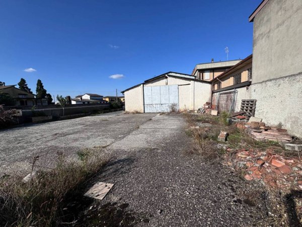locale commerciale in vendita a Sesto ed Uniti