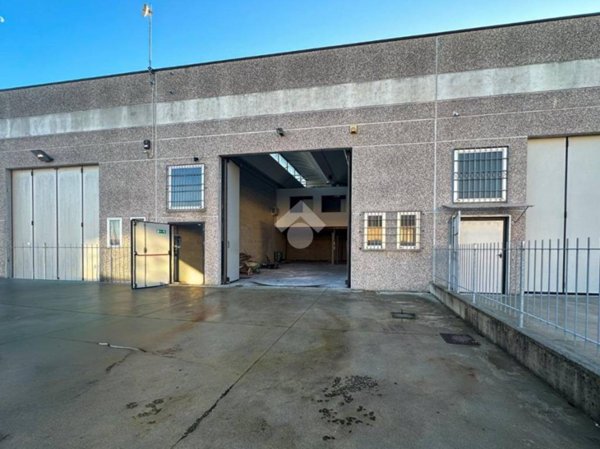 locale commerciale in vendita a Sesto ed Uniti