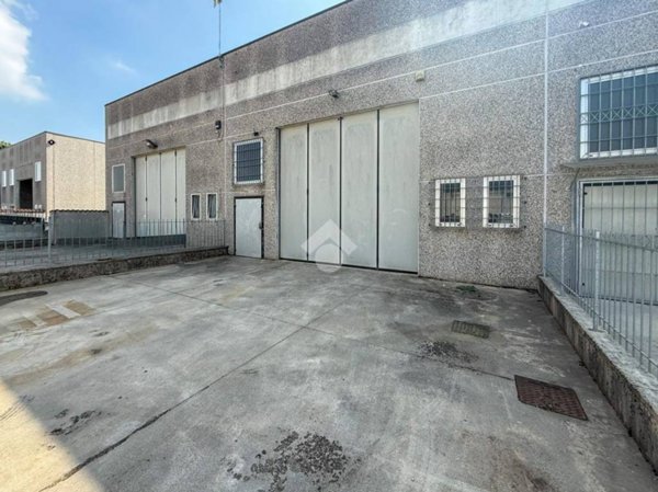 locale commerciale in vendita a Sesto ed Uniti