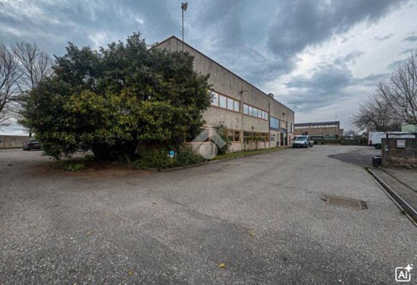 locale commerciale in vendita a Sesto ed Uniti